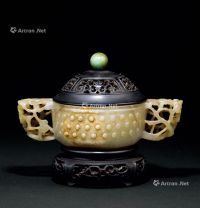 明代（1368-1644） 玉雕鼓钉纹双龙耳杯