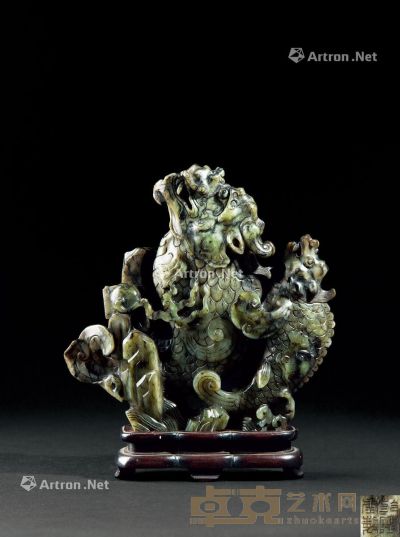 清代（1644-1911） 玉雕鱼化龙山子摆件 高15.3cm