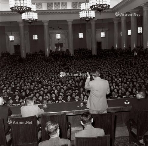 侯波 1957年作 毛泽东在莫斯科大学讲话 银盐纸基 收藏级工艺 16/30 签名 证书