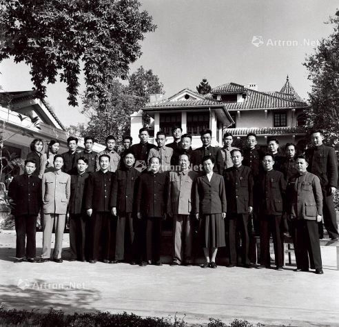侯波 1960年作 毛泽东夫妇在广州合影 银盐纸基 收藏级工艺 9/30 签名 证书