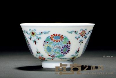 清雍正 斗彩团菊纹杯 直径7.5cm