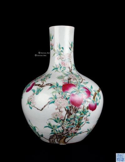 清代（1644-1911） 粉彩花卉僊桃纹天球瓶