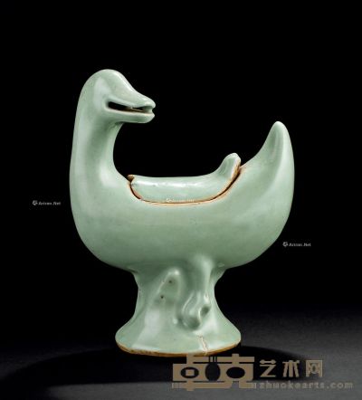 明代（1368-1644） 龙泉窑鸭子形香熏 高18.3cm