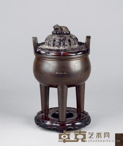 明代（1368-1644） 石叟狮钮花卉纹三足鼎式香炉 高20.7cm