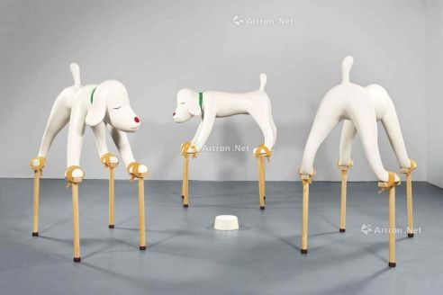奈良美智 1999年作 DOGS FROM YOUR CHILDHOOD （共三件） 玻璃纤维 树脂 木 棉 涂漆 雕塑