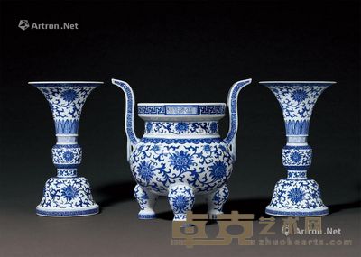 清乾隆 青花缠枝莲纹花觚、朝冠耳炉 （一组三件） 炉26.7×27.5cm；花觚高26.3cm×2