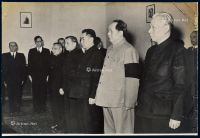 P 1956年3月13日晚 中国领导人刘少奇、毛泽东、周恩来、陈云、邓小平前往波兰驻中国大使馆吊唁波兰统一工人党第一书记波莱期瓦夫·贝鲁特逝世黑白照片一张