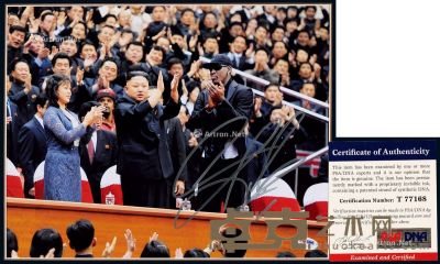 P 2013年2月28日 金正恩与前美国NBA篮球明星罗德曼在朝鲜平壤一起观看篮球比赛时拍摄合影一张 35.5×27.5cm