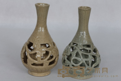 元 龙泉窑镂空雕缠枝纹瓶一对 高：17.3cm