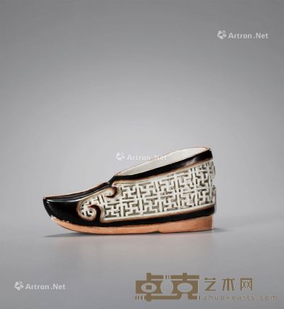 清中期 粉彩镂空“万”字纹绣鞋形香熏 长12.8cm