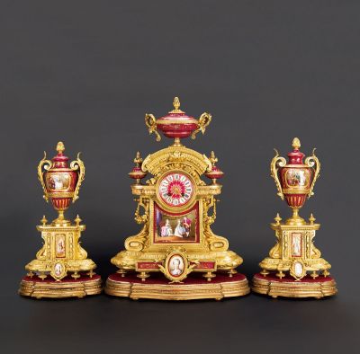 1880年左右 胭脂红瓷胎画珐琅三件套台式钟 （三件）