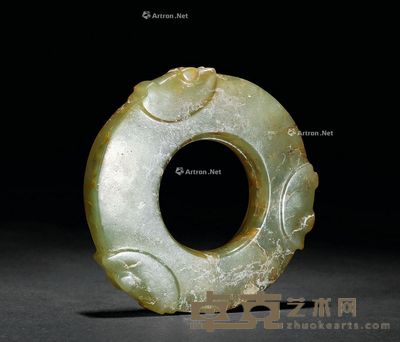 明 黄玉三龙首环 高0.7cm；直径5cm