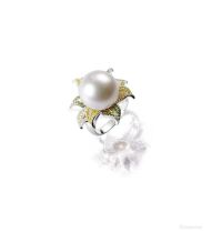 白珍珠配钻石戒指