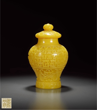 清·乾隆年制款黄料雕螭龙纹盖罐
