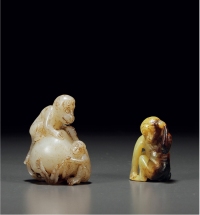 清·黄玉雕灵猴把件、白玉雕灵猴捧寿挂件一组两件
