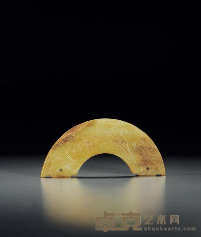 西周·黄玉雕螭龙纹璜 长：11.4cm