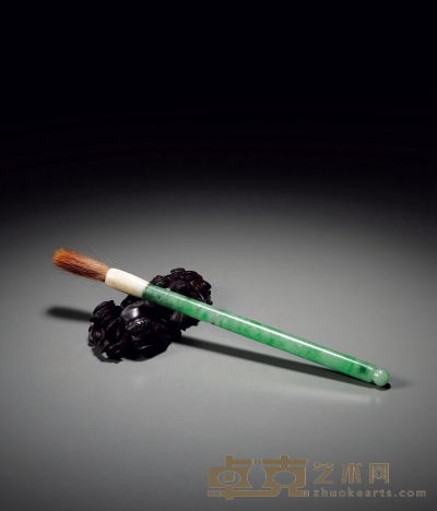 清 翡翠毛笔及紫檀笔架 （一组两件） 翡翠毛笔长19.2cm；紫檀笔架长10.6cm