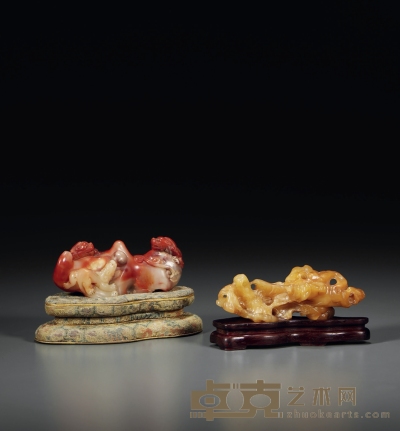 清 寿山石雕螭龙随形摆件 （一组两件） 高5cm；带座高6.5cm；高5.3cm；带座高4cm