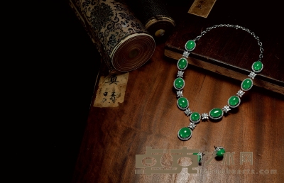 翡翠帝王绿蛋面项链、耳环 （一套） 最大蛋面主石1.6×1.4cm；最小蛋面主石1.2×1.1cm