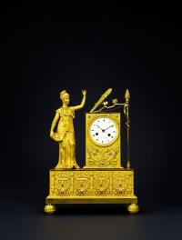 铜鎏金人物台钟
