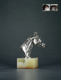 1934年制 纯银马头镶嵌玛瑙石雕塑