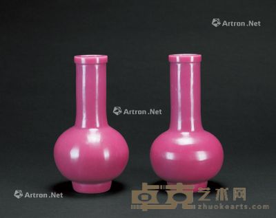 清 桃红长颈料器瓶 （一对） 高20.6cm