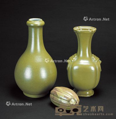 20世纪早期 茶未釉瓶和盖盒 (三件一组) 高34cm;高30.5cm;长 7.5cm