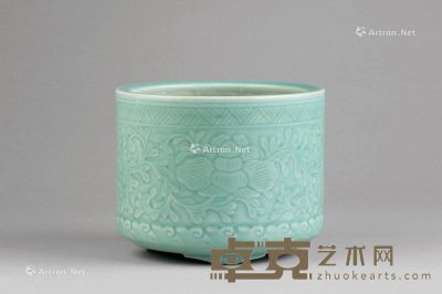 清代 青瓷花卉纹三足炉 直径18.1cm；高14.5cm