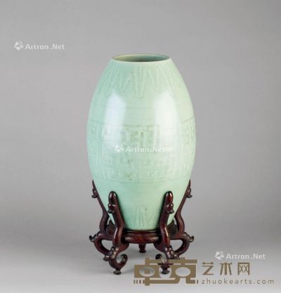 清代 豆青釉夔龙纹橄榄瓶 高35.5cm