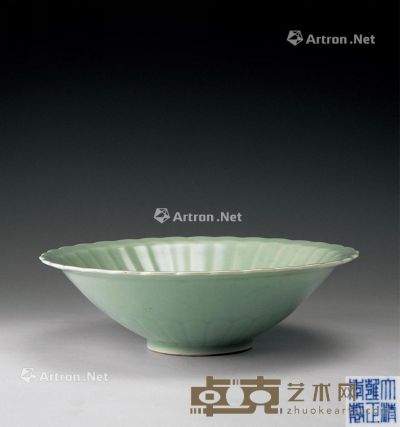清雍正 豆青釉菊瓣纹碗 直径26cm；高8cm