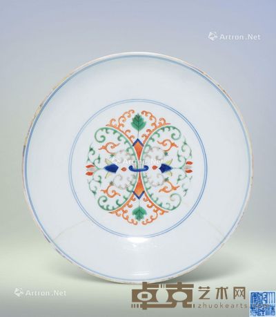 清乾隆 青花粉彩忍冬纹盘 直径21.2cm