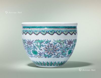 清十八世纪 斗彩花卉纹卷缸