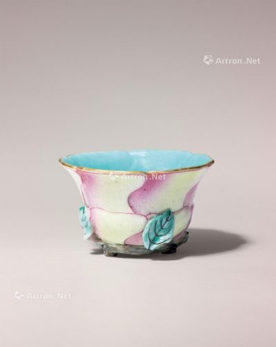 清十八世纪 粉彩桃式杯