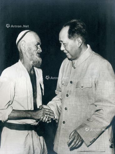 侯波 1958年作 毛泽东与维族老人库尔班亲切握手