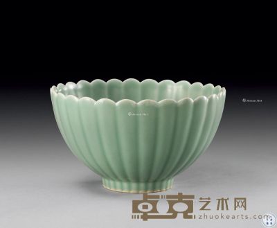 清雍正 粉青釉菊瓣碗 直径18.1cm
