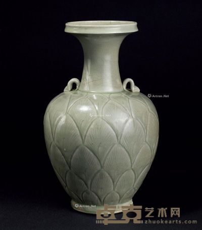 宋 龙泉窑青釉莲瓣纹双系盘口瓶 高28cm；口径10.5cm
