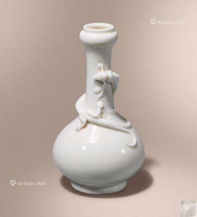 清中期 德化窑白釉捏塑盘螭龙蒜头瓶
