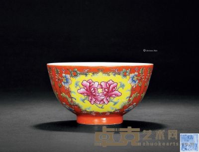 清道光 矾红地粉彩花卉纹碗 直径11cm
