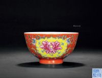 清道光 矾红地粉彩花卉纹碗