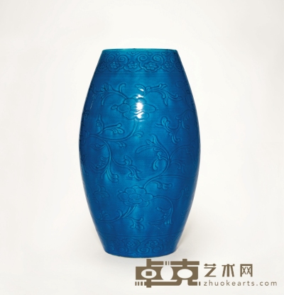清乾隆·孔雀蓝釉刻花缠枝花卉纹橄榄瓶 高：38.5cm