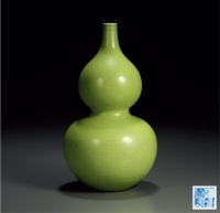 清乾隆·苹果绿釉暗刻云龙纹葫芦瓶