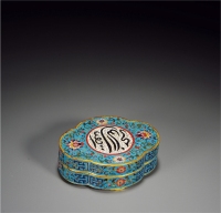 清乾隆·铜胎掐丝珐琅阿拉伯文海棠式香盒