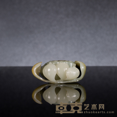 杨云峰  和田玉籽料荷花香插 规格:6.9×5.3×2.8cm  
重量：83.4g