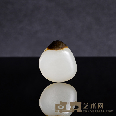 和田玉籽料原石 规格:2.9×2.5×1.2cm  （黑皮玩料）
重量：12g