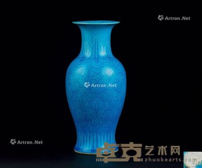 清代 孔雀绿釉刻花卉纹瓶 高20.2cm