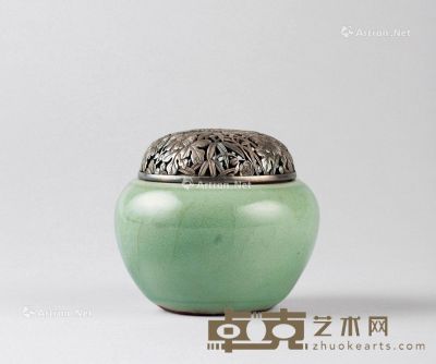 明代 龙泉窑鸟食罐 长8cm；高4.5cm