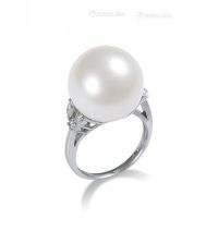 白珍珠配钻石戒指
