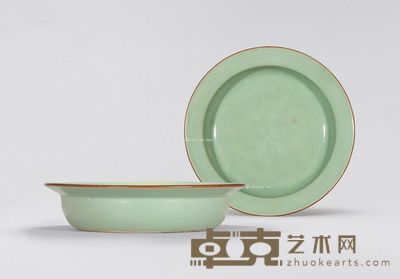 清康熙 豆青釉暗刻龙纹折沿洗 直径27.6cm