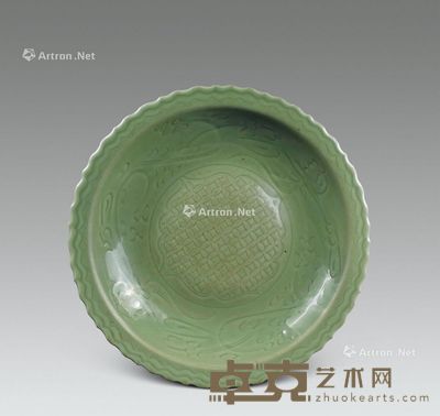 明代 龙泉窑财宝相连纹葵口大盘 直径41cm
