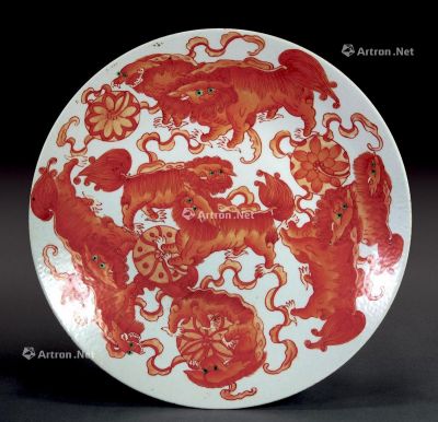 清 矾红狮纹盘